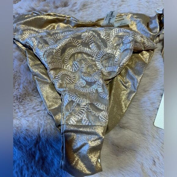 Beach Bunny skimpy bottom.. - Picture 4 of 6